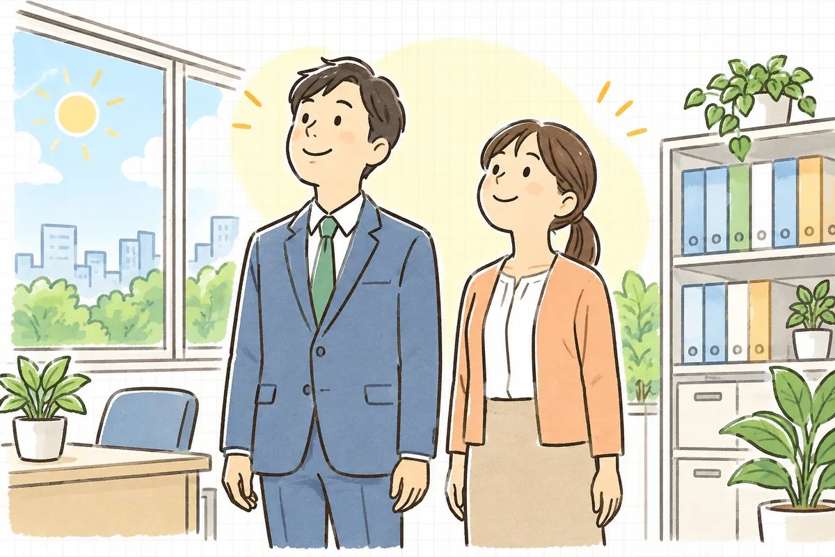 整理された書類ファイルが並ぶ明るい事務室で、新しい管理者と事務担当者が並んで立ち、ほっとした笑顔で窓の外を見ている様子